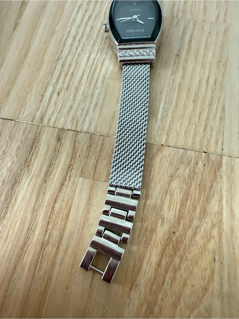 Ellen Tracy ladies black dial silver tone watch NEW BATTERY